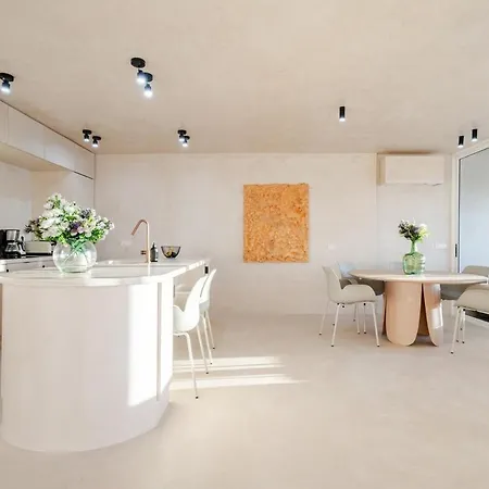 The Giants Apartment *